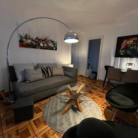 아파트 Standing In Ouchy - *